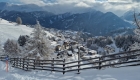 Uitzicht over het dorp Serfaus in de sneeuw.